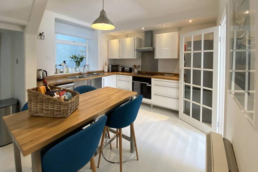 Bright airy cottage in Falmouth