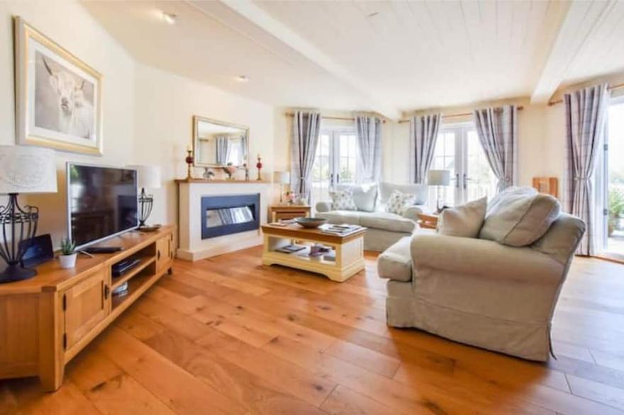 ✪ Cotswolds Luxury Lakeside Lodge in Waterpark ✪