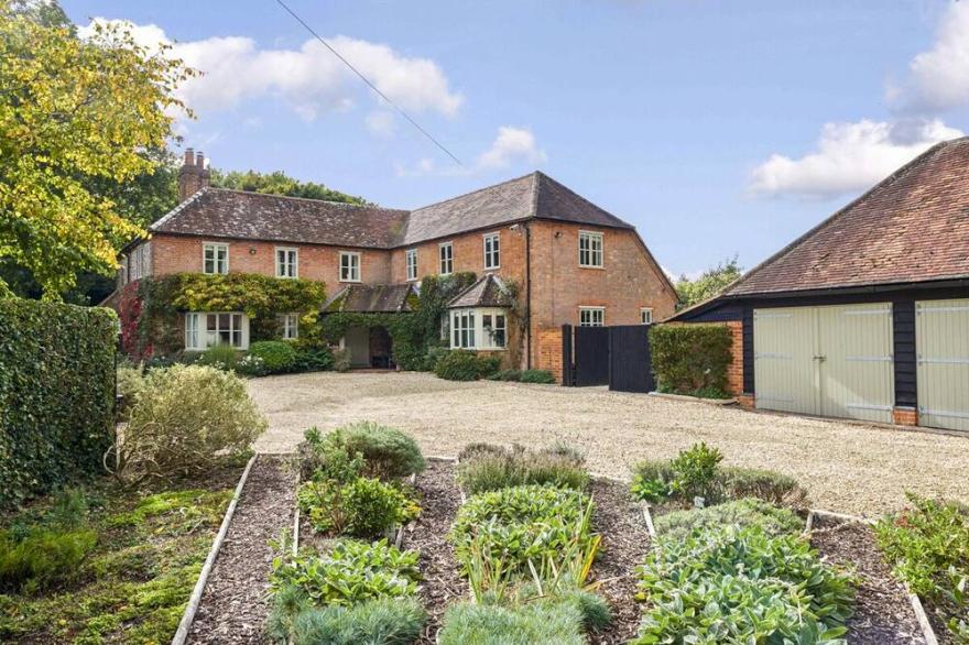 Langley Park - Seven Bedroom Villa, Sleeps 12