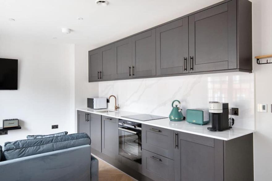 New Shoreditch 1BR nr Aldgate East Station, by Blueground