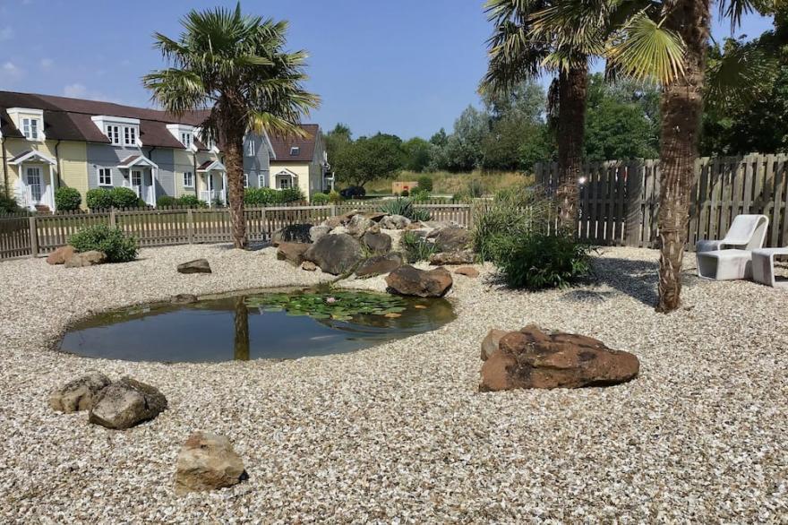 Welcome to 'ThatOne' our Cotswold Lakeside holiday home.