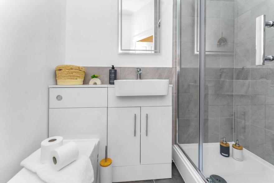 Cheerful Stays: Jamson Pl 3BR Apartment in Leith