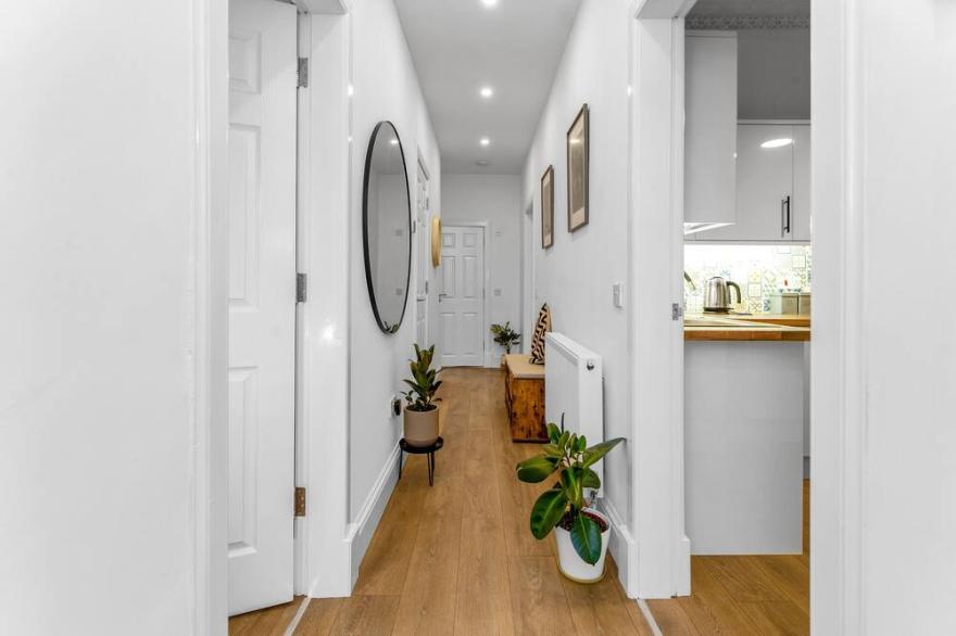 Cheerful Stays: Jamson Pl 3BR Apartment in Leith