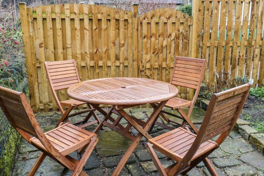 CHERRY TREE COTTAGE, pet friendly, with a garden in Harden