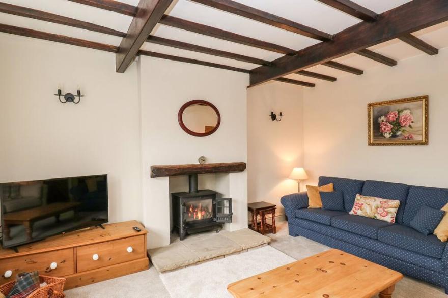 CHERRY TREE COTTAGE, pet friendly, with a garden in Harden