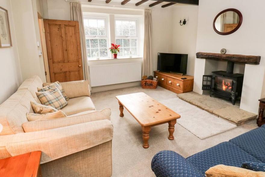 CHERRY TREE COTTAGE, pet friendly, with a garden in Harden