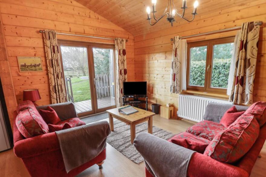 SWAN LODGE, pet friendly, with hot tub in Bardney
