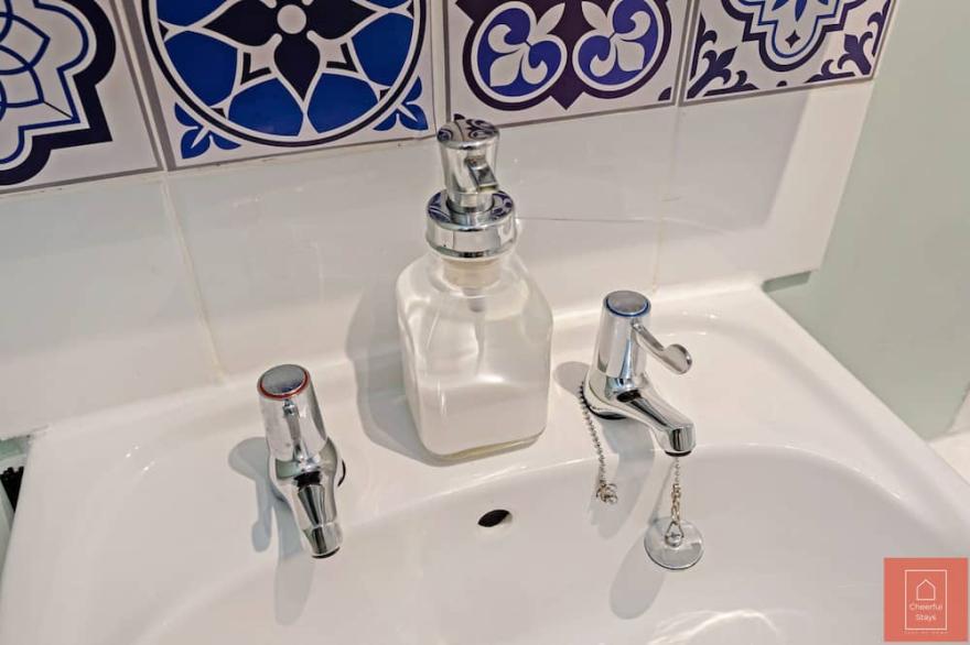Cheerful Stays: Spacious main door flat in Leith