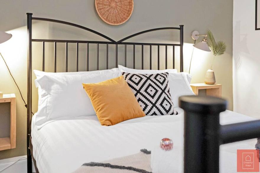Cheerful Stays: Spacious main door flat in Leith