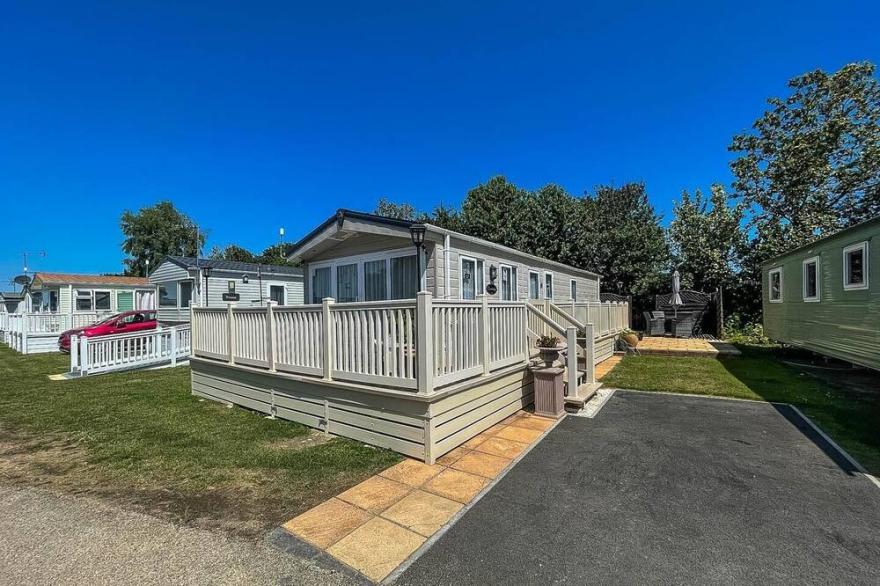 Beautiful caravan with large decking & WiFi at Oaklands Holiday Park ref 39027CW