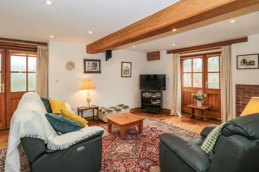 OAK BARN, pet friendly, character holiday cottage in Kentisbeare