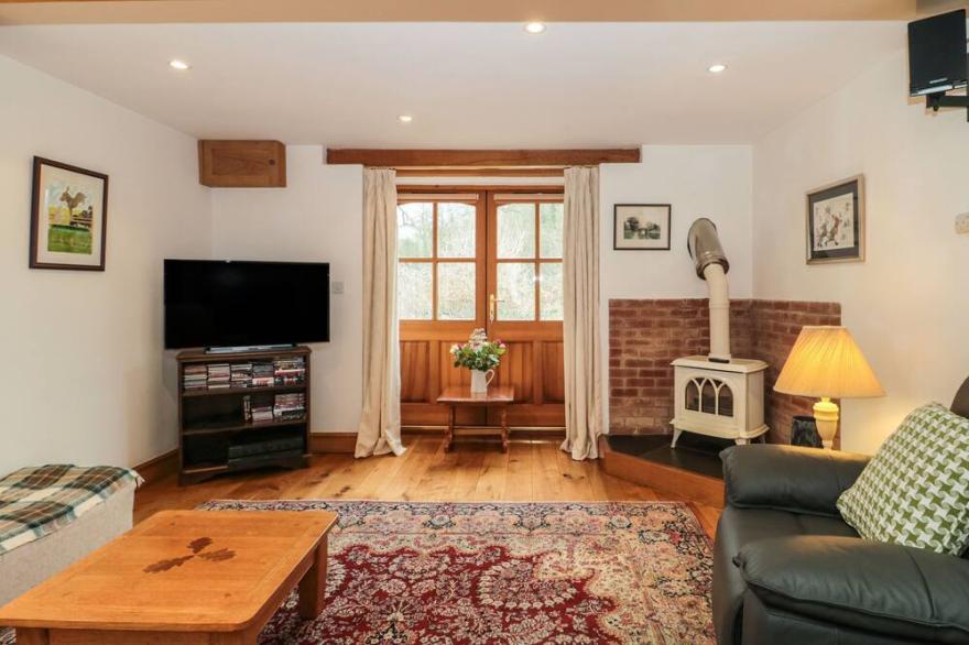 OAK BARN, pet friendly, character holiday cottage in Kentisbeare
