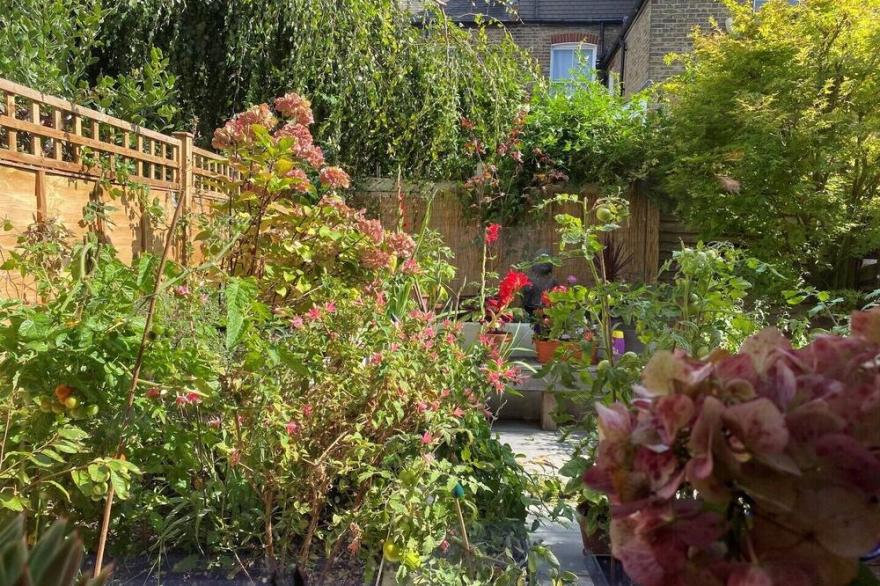 Garden Corner in Putney, by Veeve
