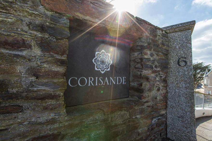 THE TOWER, 5 CORISANDE MANOR, family friendly in Newquay