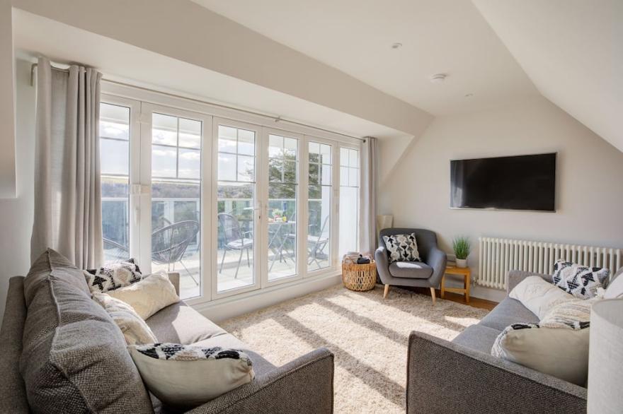 THE TOWER, 5 CORISANDE MANOR, family friendly in Newquay