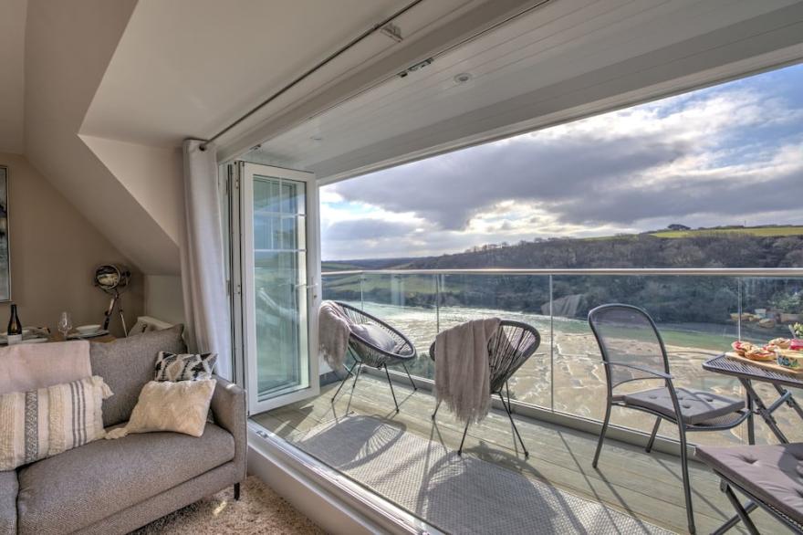 THE TOWER, 5 CORISANDE MANOR, family friendly in Newquay