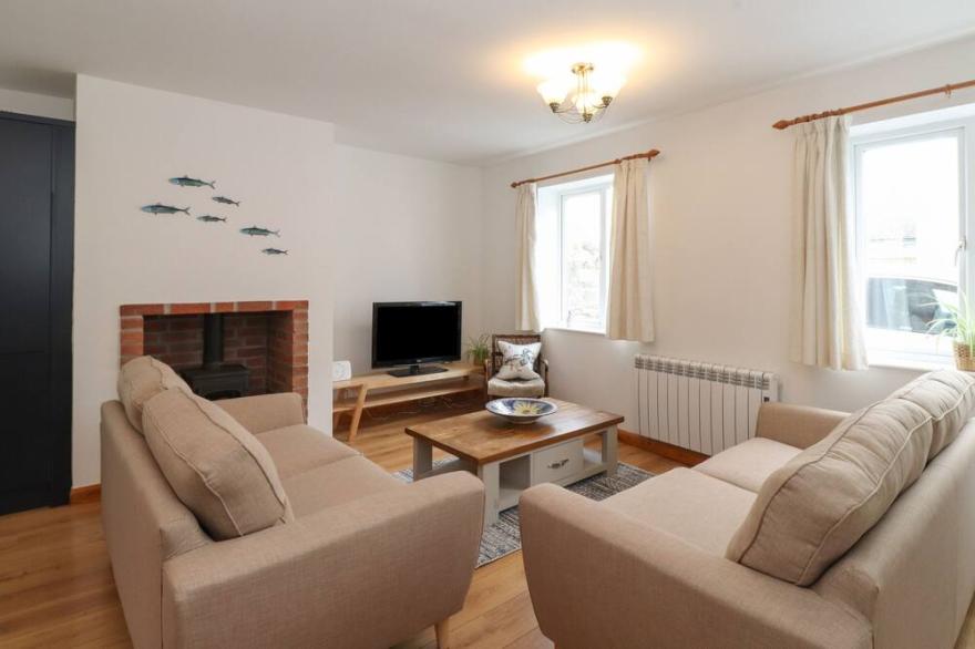 30 UNION STREET, pet friendly, character holiday cottage in Seahouses