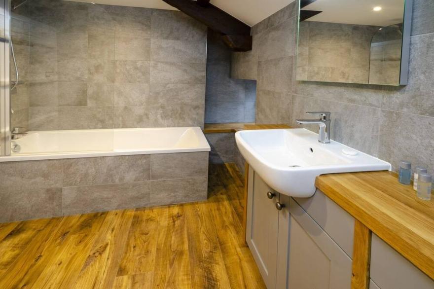 Stunning Lake District Cottage with hot tub and mountain views