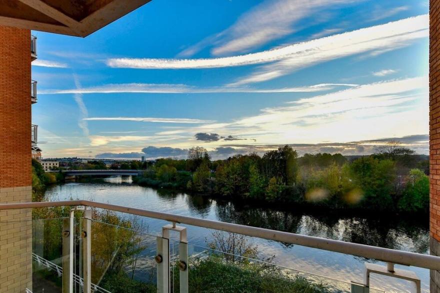 Pass the Keys | Classy 2 bed apartment in the bay with river views