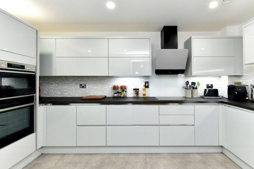 Pass the Keys | Classy 2 bed apartment in the bay with river views