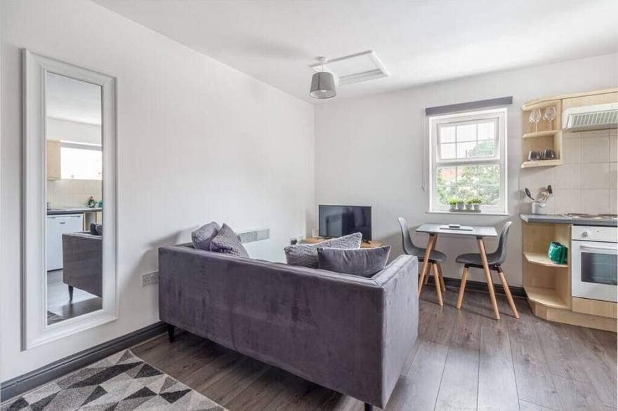 Studio Apartment in Worcester City Centre!