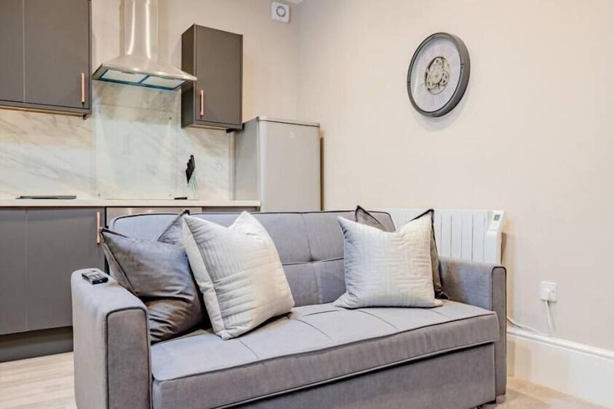 Worcester 1 Bed Apartment With Private Entrance