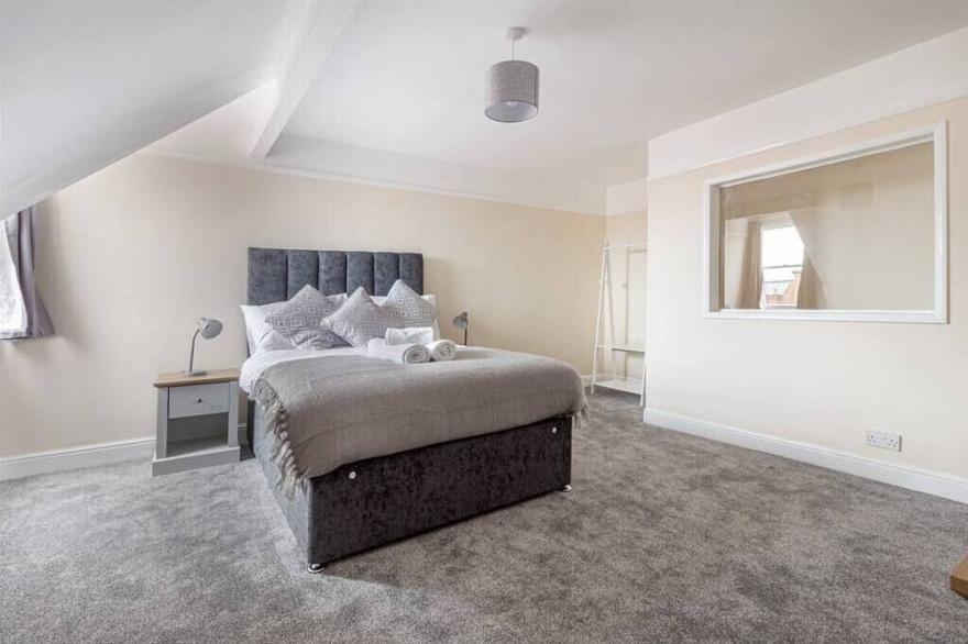 Beautiful 4 Bed House Worcester City Centre