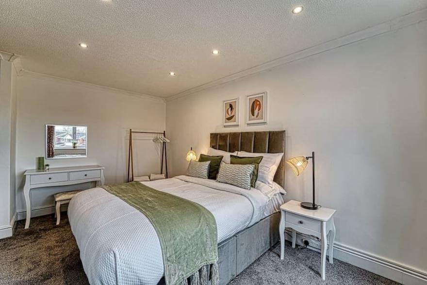 Stylish 3 Bedroom House with Parking