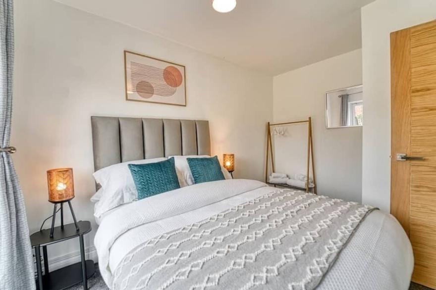 Stylish 3 Bedroom House with Parking