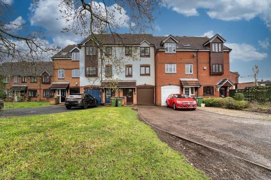 Stylish 3 Bedroom House with Parking