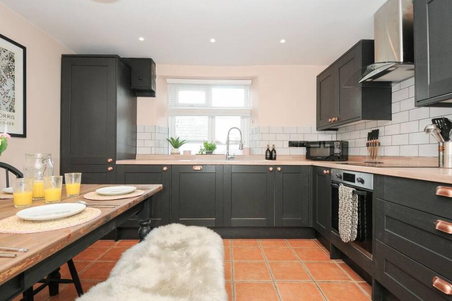 SKYLARKS, pet friendly, character holiday cottage in Looe