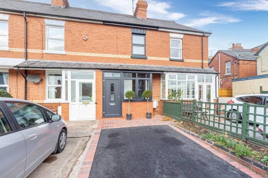 2 Bedroom House- Hereford City Centre with Parking