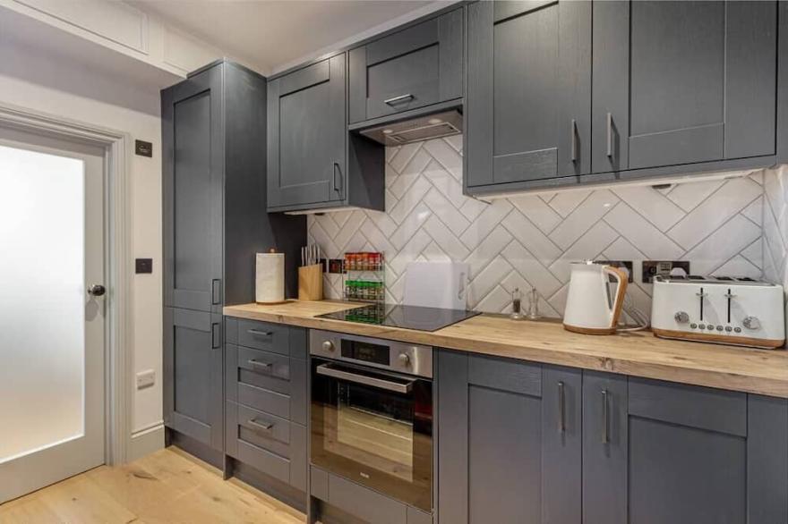 2 Bedroom House- Hereford City Centre with Parking