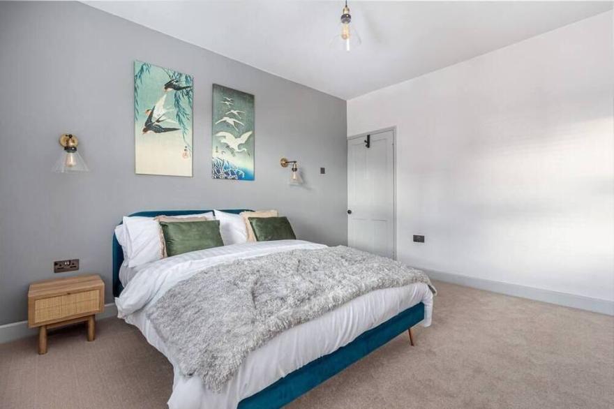 2 Bedroom House- Hereford City Centre with Parking