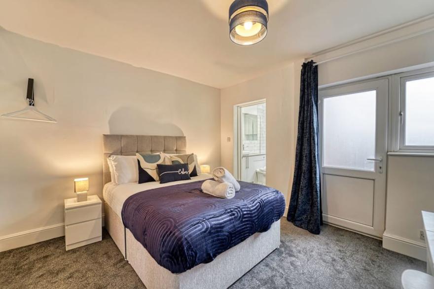 Modern 1 Bedroom Apartment.