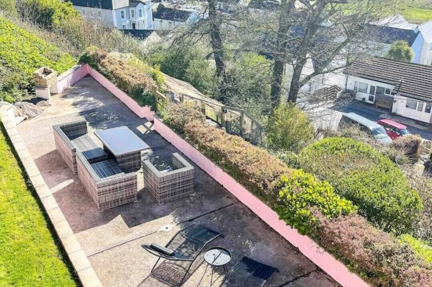 Luxury Apartment with Panoramic Sea View & Hot Tub. 5 minutes walk to the beach