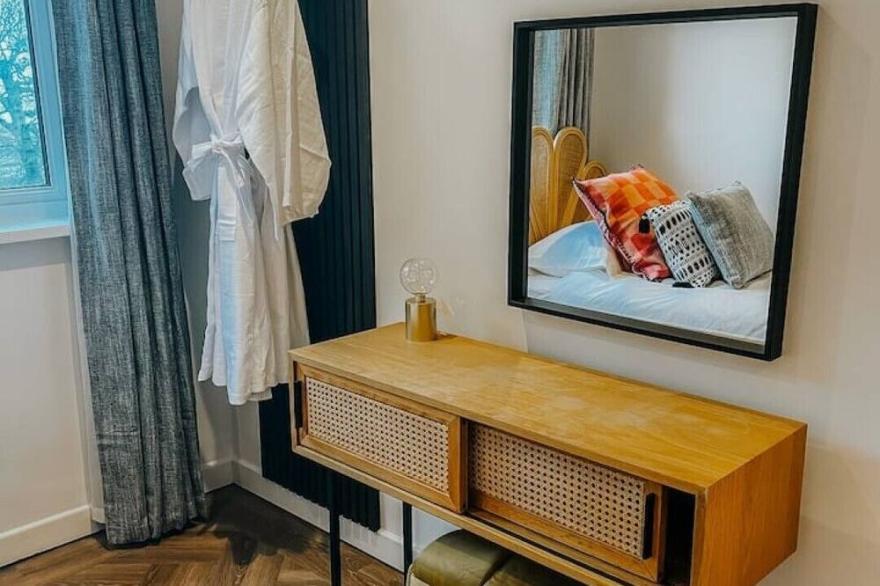 Luxury Apartment with Panoramic Sea View & Hot Tub. 5 minutes walk to the beach
