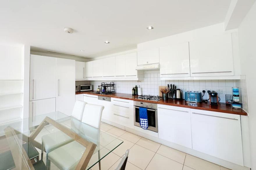 Canal Garden Oasis: Charming Notting Hill Flat