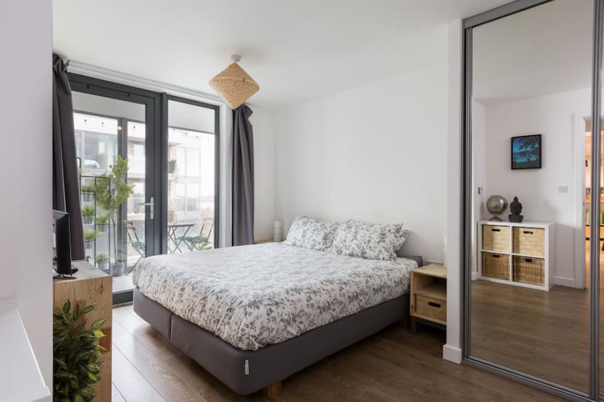 Cosy Modern Apartment Near Tube, Parks & Lakes