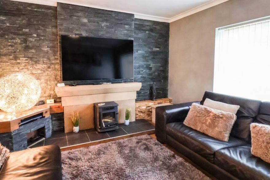 MEADOWFIELD HOUSE, pet friendly, country holiday cottage in Lythe
