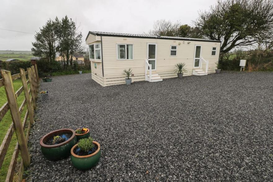 PLEMBURY COTTAGE CARAVAN, family friendly, with a garden in Whitland