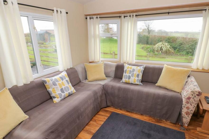 PLEMBURY COTTAGE CARAVAN, family friendly, with a garden in Whitland