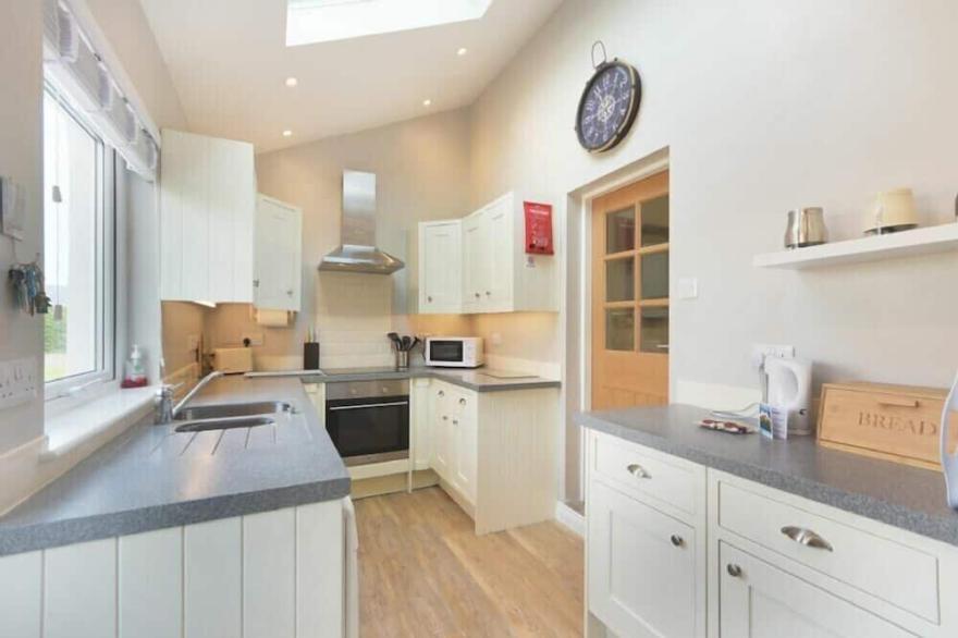FISHERMANS COTTAGE, pet friendly, country holiday cottage in Beadnell