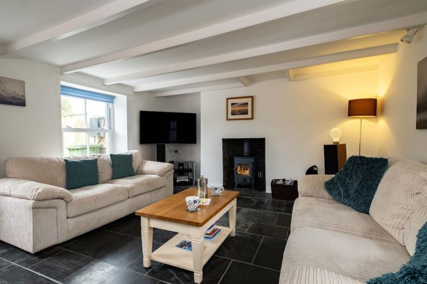 MARINE COTTAGE, pet friendly, character holiday cottage in Rock