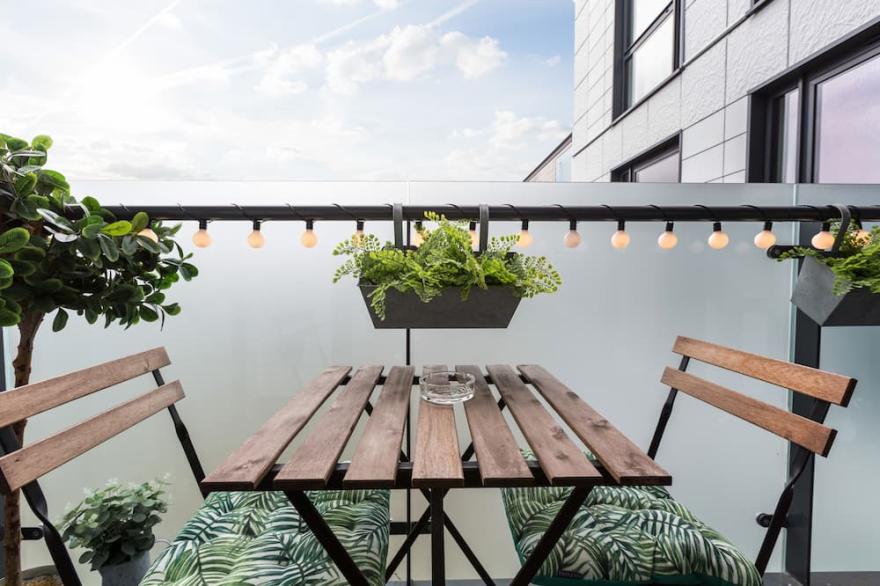 SUNNY SPACIOUS HOME: 2 Bed + 2 Bathroom + Balcony