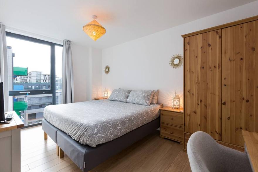 SUNNY SPACIOUS HOME: 2 Bed + 2 Bathroom + Balcony