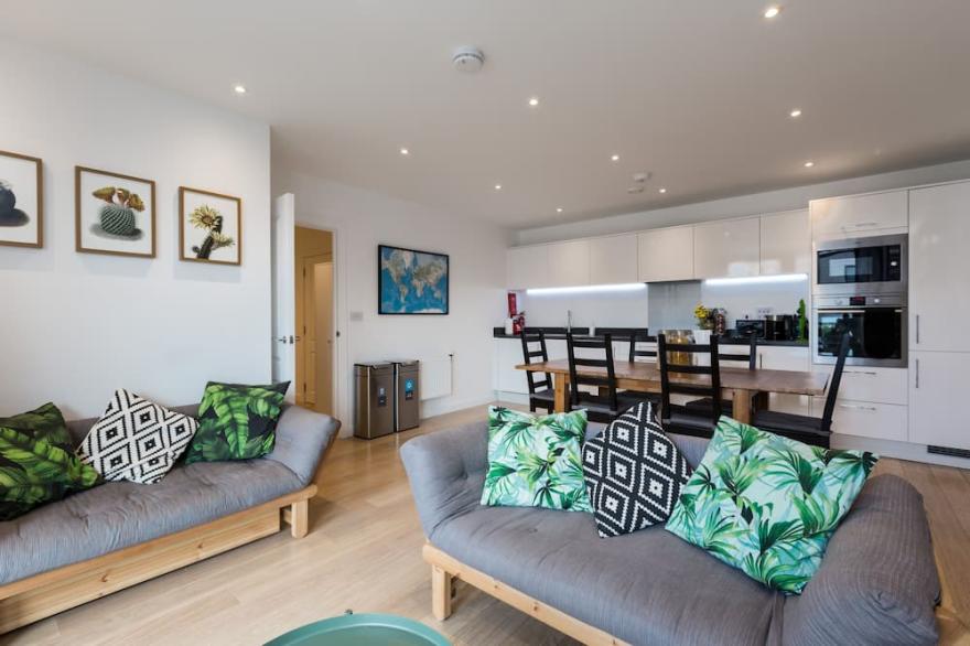 SUNNY SPACIOUS HOME: 2 Bed + 2 Bathroom + Balcony