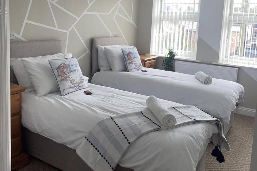 Charming Apartment In Heswall With Parking