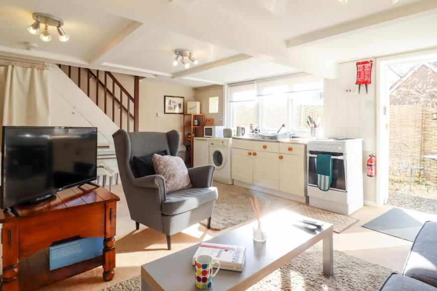 VINE COTTAGE, with a garden in Castle Hedingham