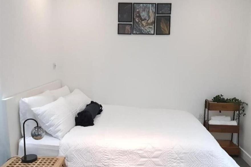 Maple House - Spacious 1-Bed Apartment with breakfast in London